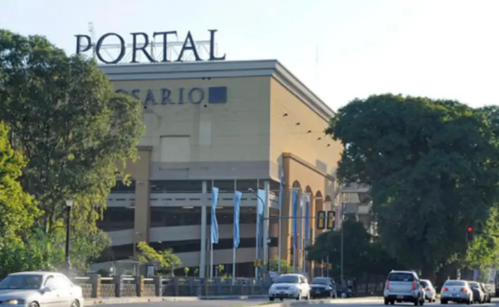 NIÑO ENCONTRADO ENCERRADO EN UN AUTO EN EL SHOPPING PORTAL ROSARIO