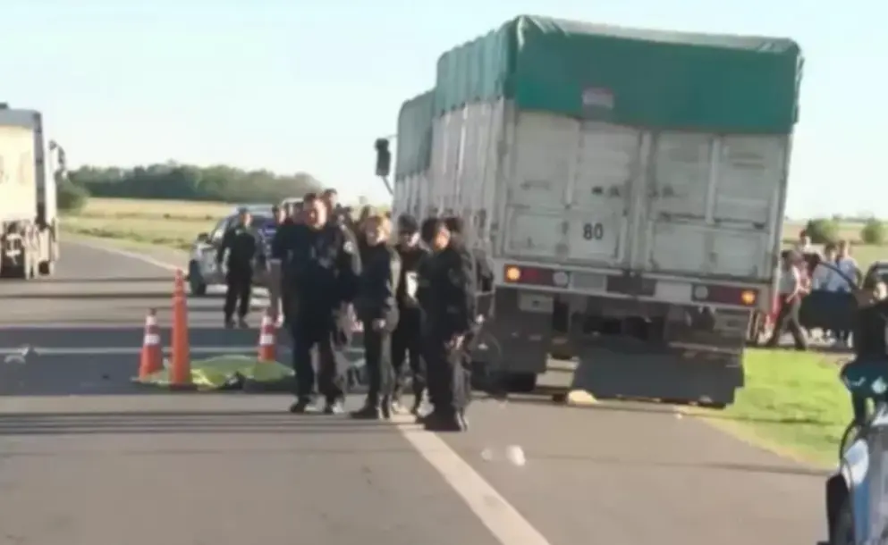 MURIÓ UN MOTOCICLISTA TRAS CHOCAR CON UN CAMIÓN EN LA A012