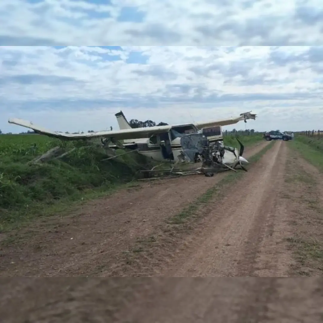 ENCONTRARON UNA AVIONETA CON COCAINA EN UN CAMPO DE AREQUITO