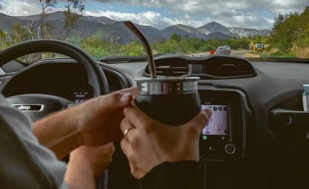 TOMAR MATE AL VOLANTE PUEDE COSTAR HASTA $500.000 EN ALGUNAS PROVINCIAS