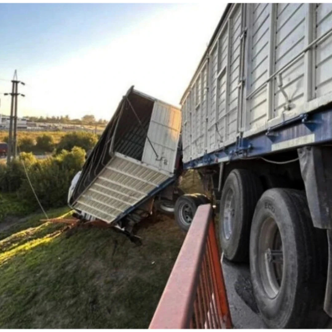 UN CAMION QUEDO COLGANDO DEL PUENTE DE LA A012 Y CORTARON LA AUTOPISTA