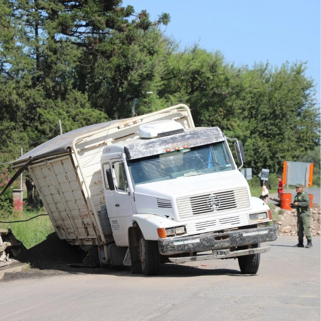 CAMIÓN CAYÓ AL RÍO CARCARAÑÁ AL CRUZAR UN PUENTE CON PASO PROHIBIDO