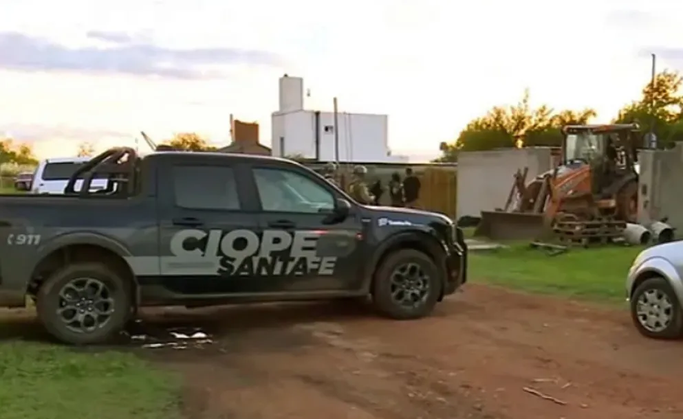 HALLARON UN ARSENAL ENTERRADO EN ROLDÁN: FUSILES Y MÁS DE 800 CARTUCHOS