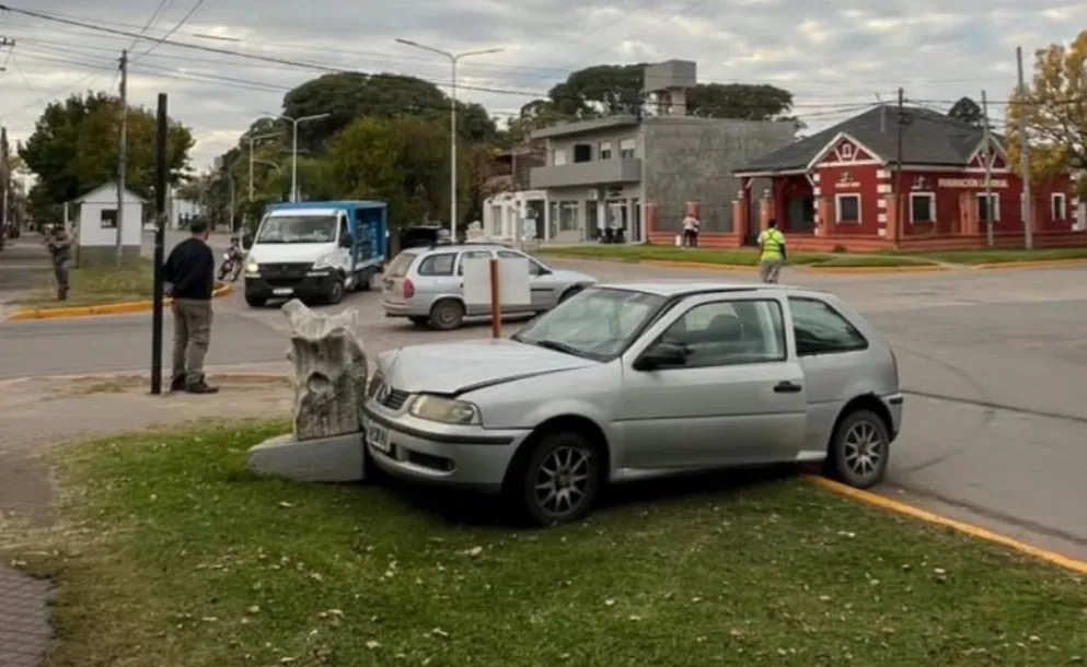 UN VEHÍCULO QUEDÓ SOBRE LA VEREDA TRAS UN CHOQUE FRENTE A LA MUNICIPALIDAD
