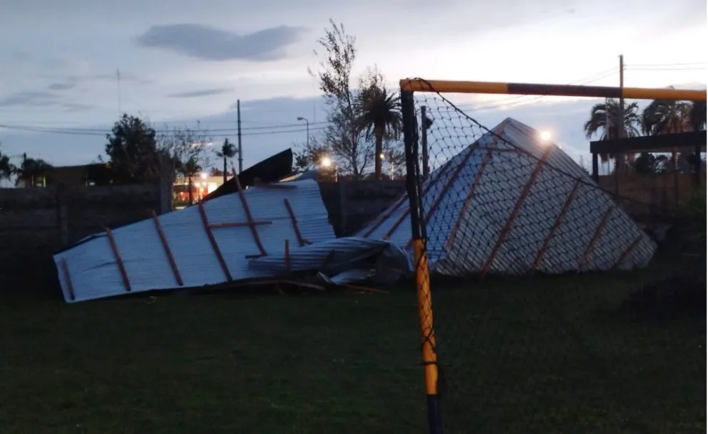 FUERTE TORMENTA EN ROLDÁN: HUBO VOLADURA DE TECHO Y SEIS HORAS SIN LUZ