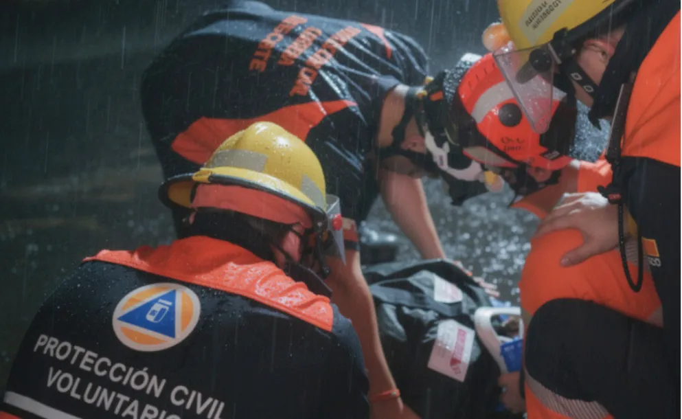 EN MEDIO DEL TEMPORAL, DEFENSA CIVIL REANIMÓ A UNA MUJER Y EVITÓ UNA TRAGEDIA EN FUNES