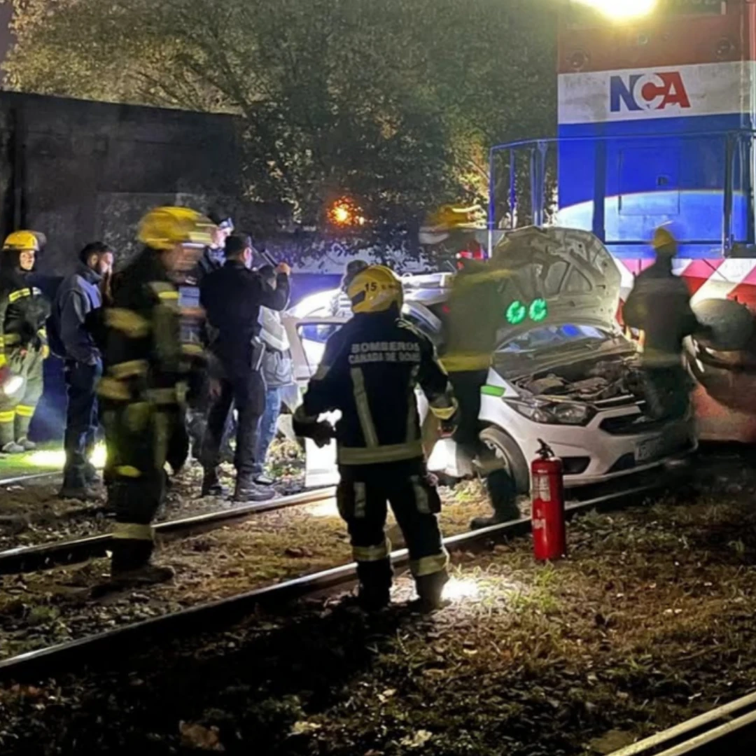 DE MILAGRO: UN AUTOMOVIL FUE ARRASTRADO 150 METROS POR UN TREN EN CAÑADA DE GÓMEZ