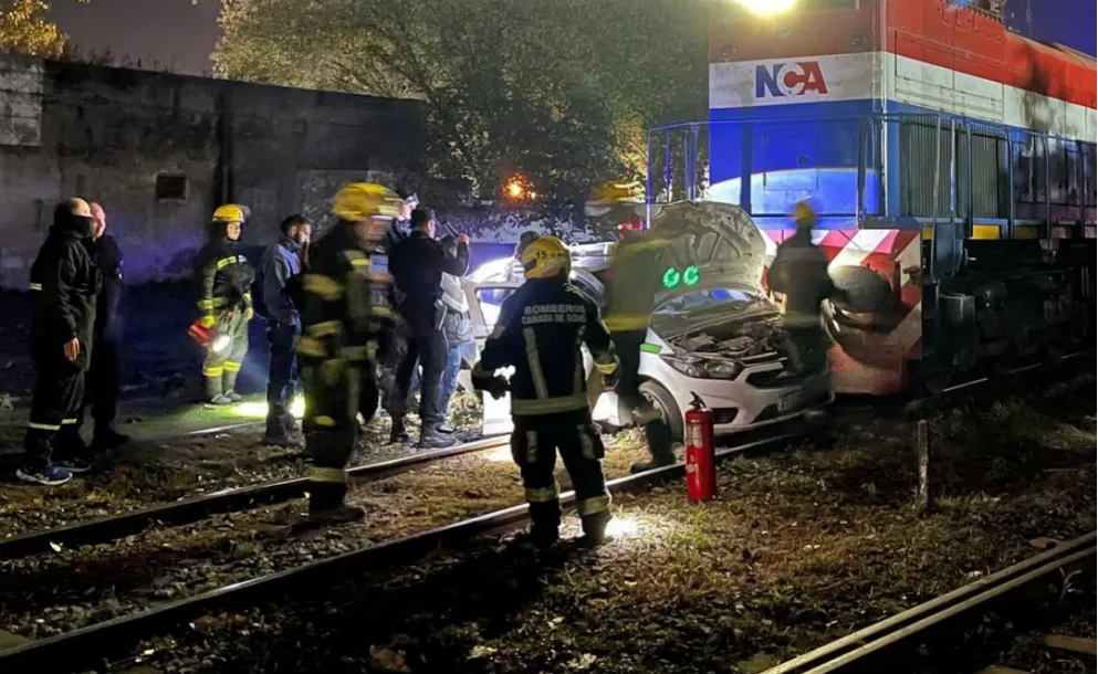 DE MILAGRO: UN AUTOMOVIL FUE ARRASTRADO 150 METROS POR UN TREN EN CAÑADA DE GÓMEZ