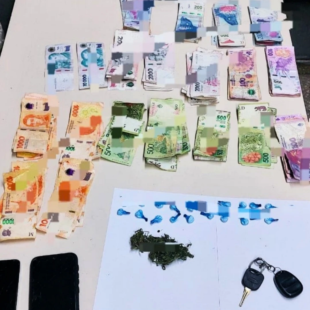 DETUVIERON A DOS JÓVENES CON MARIHUANA FRACCIONADA Y DINERO EN EFECTIVO 
