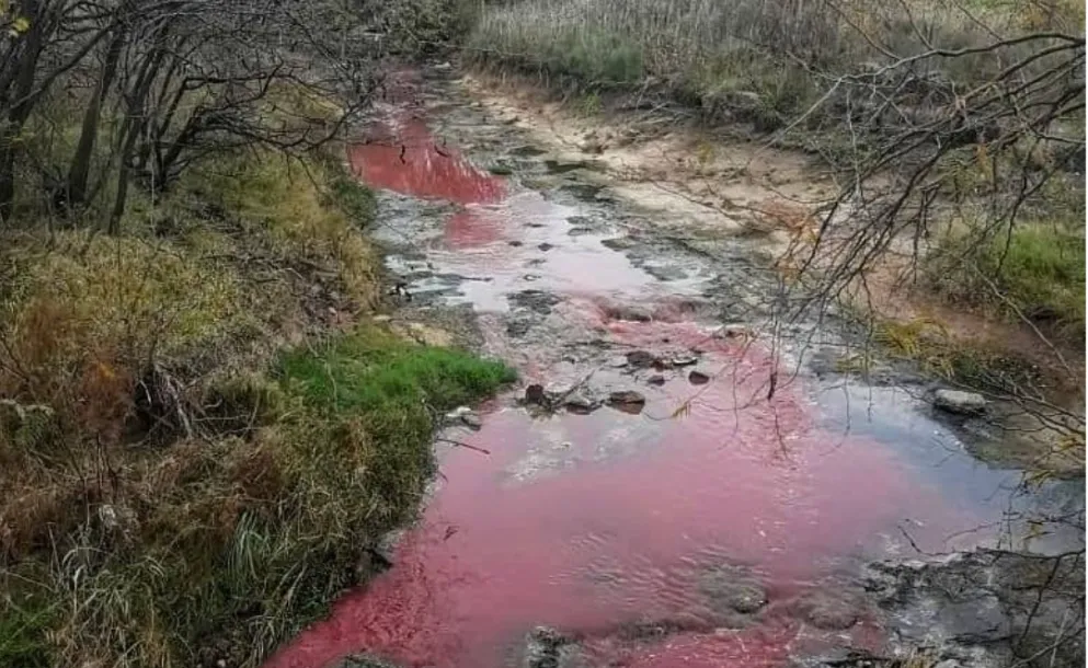 FUERTE PREOCUPACIÓN EN CASILDA POR EL COLOR ROJIZO DEL AGUA EN EL CANAL CANDELARIA