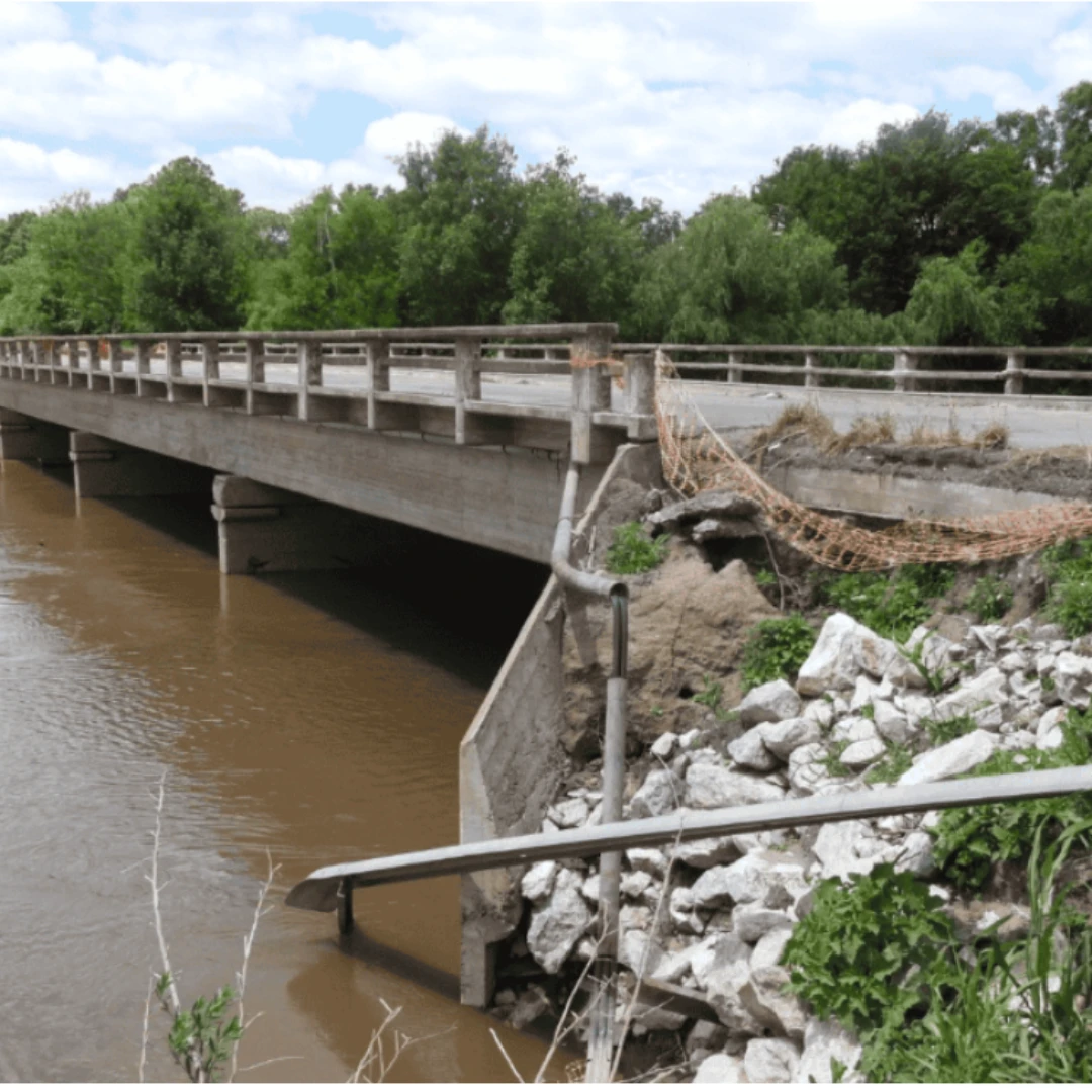 CONTINÚAN LAS REPARACIONES EN EL PUENTE DE LA EX RN9 ENTRE CARCARAÑÁ Y CORREA