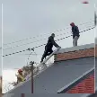 HORAS DE TENSIÓN SE VIVIERON AYER EN ROLDÁN. UN HOMBRE AMEZÓ CON ARROJARSE DEL TECHO