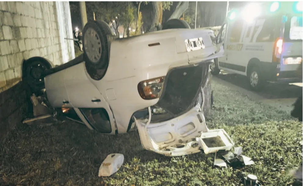UN JOVEN RESULTÓ HERIDO TRAS VOLCAR CON SU AUTO EN PLENA MADRUGADA