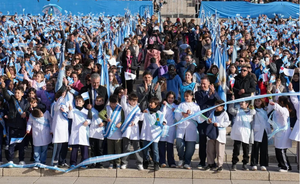 MILES DE CHICOS PROMETIERON LEALTAD A LA BANDERA EN UNA JORNADA HISTÓRICA