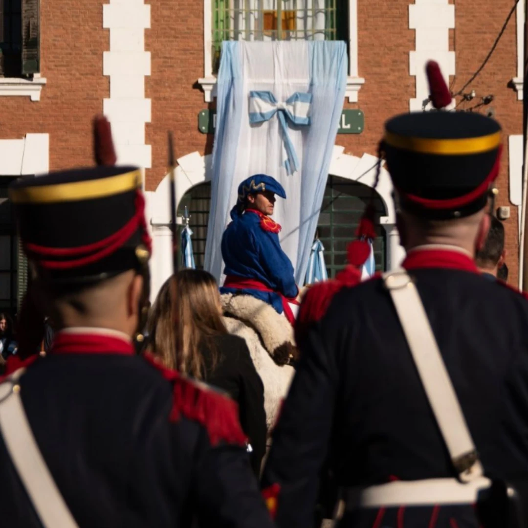 LA BANDERA MÁS LARGA DE ROLDÁN VOLVIÓ A DESPLEGARSE EN EL ACTO PATRIO DEL 20 DE JUNIO