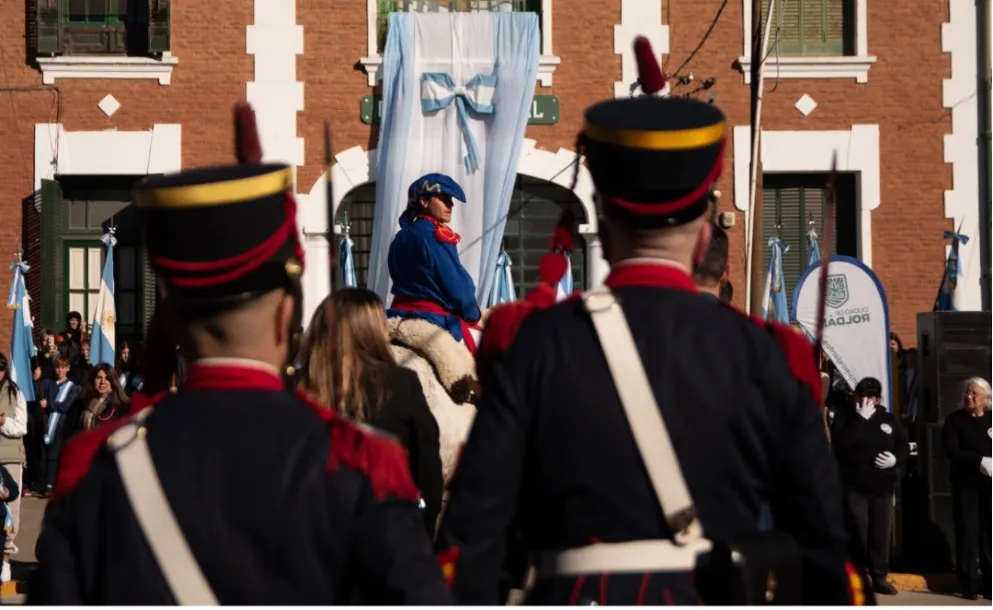 LA BANDERA MÁS LARGA DE ROLDÁN VOLVIÓ A DESPLEGARSE EN EL ACTO PATRIO DEL 20 DE JUNIO