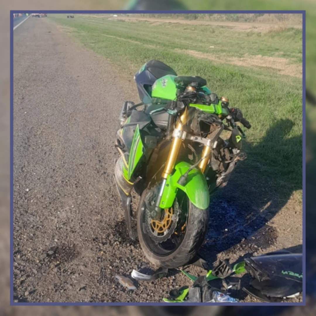 MOTOCICLISTA CHOCÓ EN LA AUTOPISTA Y RECORRIÓ 200 METROS SOBRE EL TECHO DE UN AUTO
