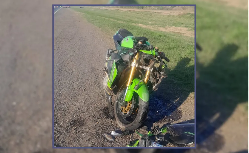 MOTOCICLISTA CHOCÓ EN LA AUTOPISTA Y RECORRIÓ 200 METROS SOBRE EL TECHO DE UN AUTO