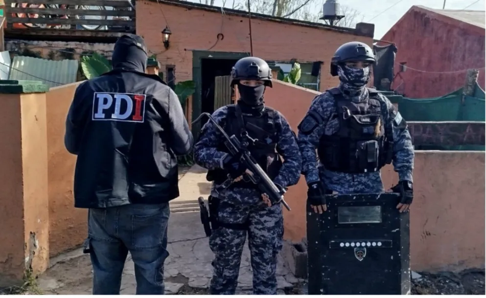 SECUESTRARON COCAÍNA, CELULARES Y BALANZAS EN UN OPERATIVO ANTIDROGAS EN FUNES Y ROLDÁN