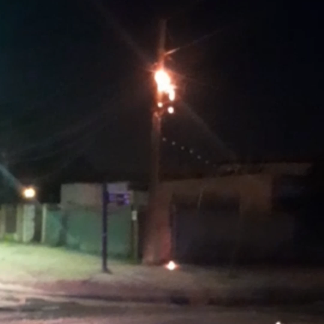 MAÑANA DE TENSIÓN: FUEGO EN UNA COLUMNA ELÉCTRICA Y RECLAMOS POR LA DEMORA EN LA ASISTENCIA