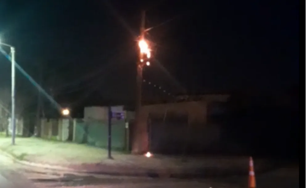 MAÑANA DE TENSIÓN: FUEGO EN UNA COLUMNA ELÉCTRICA Y RECLAMOS POR LA DEMORA EN LA ASISTENCIA