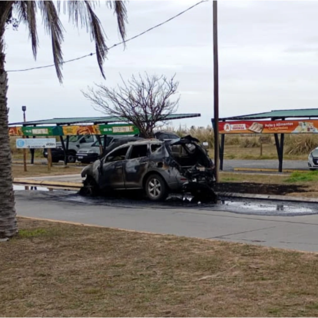 EL INCENDIO DE UN VEHÍCULO GENERÓ UN IMPORTANTE OPERATIVO EN TDS 2