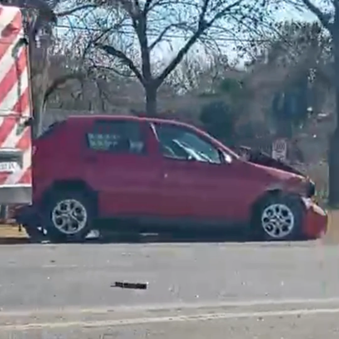 CHOQUE ENTRE UN AUTO Y UN CAMIÓN COMPLICÓ EL TRÁNSITO EN LA A012