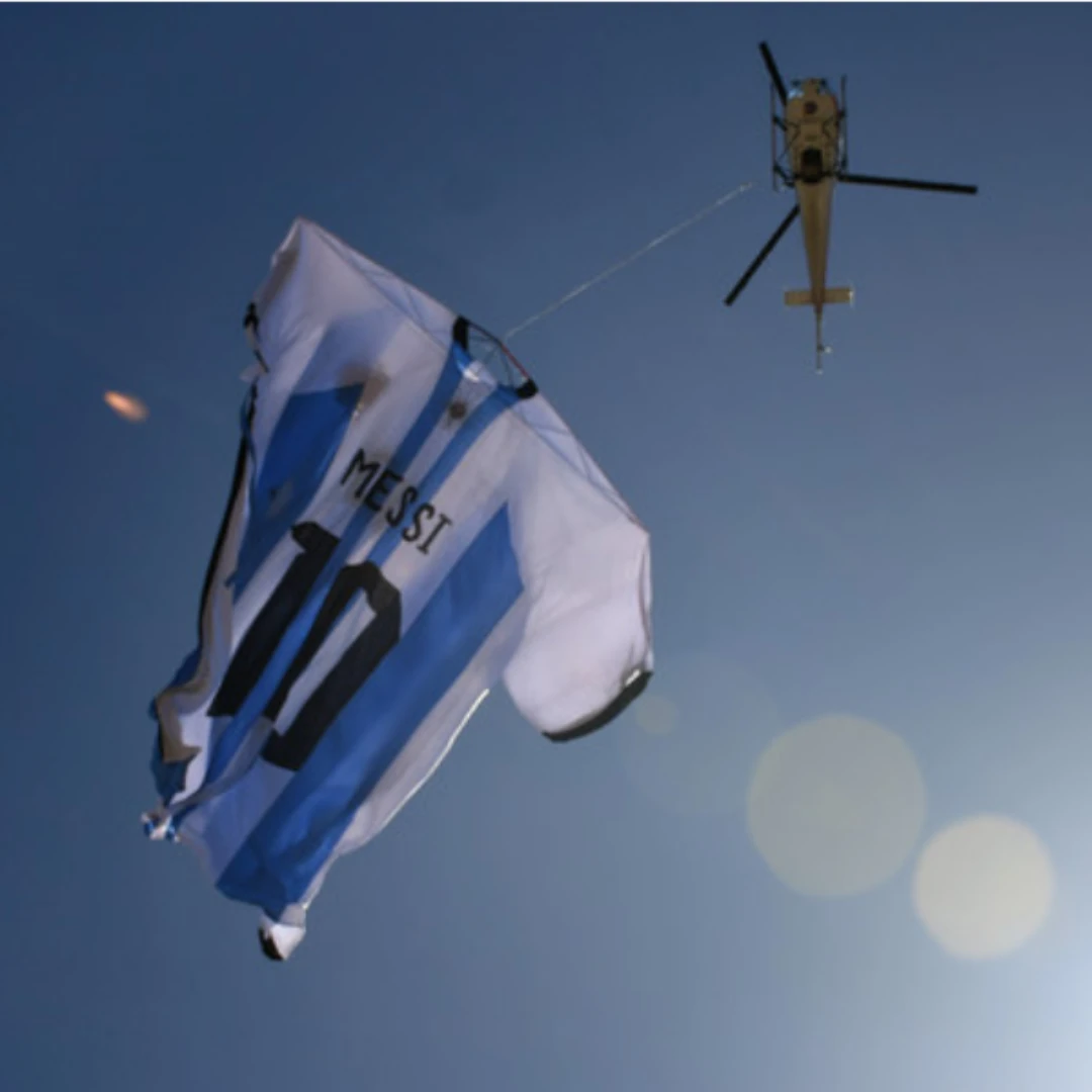 EL CIELO DE ROSARIO SE TIÑÓ DE CELESTE Y BLANCO CON UN HOMENAJE A LIONEL MESSI