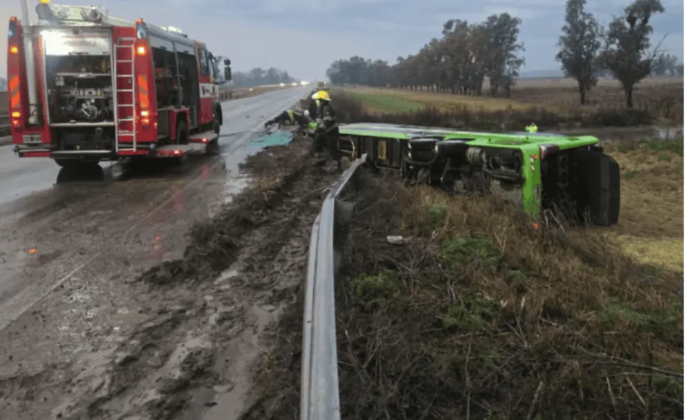 UN MICRO DE VÍA TAC DESPISTÓ Y CAYÓ AL VACÍO EN CARMEN DE ARECO
