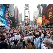 BANDERAZO HISTÓRICO EN NUEVA YORK: TIMES SQUARE SE TIÑÓ DE CELESTE Y BLANCO