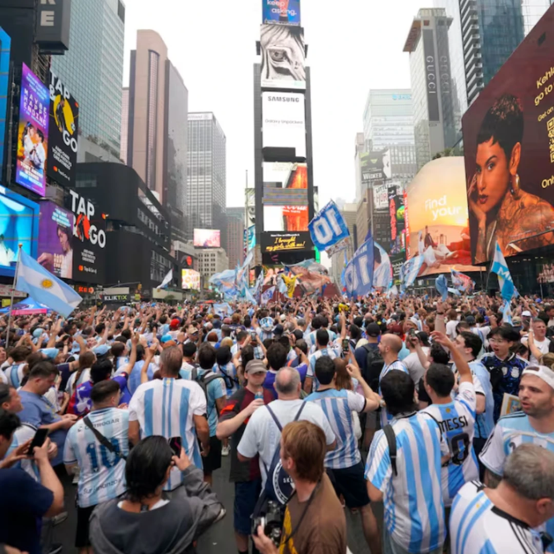 BANDERAZO HISTÓRICO EN NUEVA YORK: TIMES SQUARE SE TIÑÓ DE CELESTE Y BLANCO