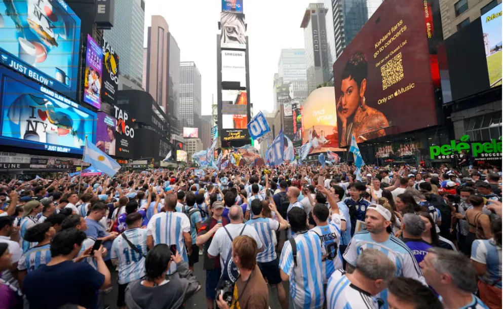 BANDERAZO HISTÓRICO EN NUEVA YORK: TIMES SQUARE SE TIÑÓ DE CELESTE Y BLANCO