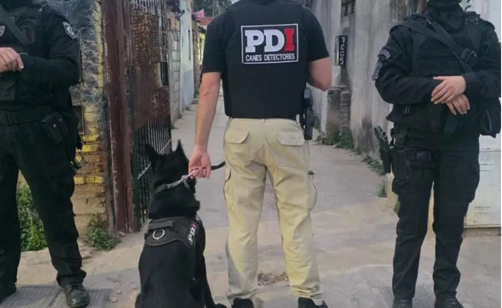 SE HICIERON PASAR POR REPARTIDORES PARA DESBARATAR UN BÚNKER DE DROGAS EN ROSARIO
