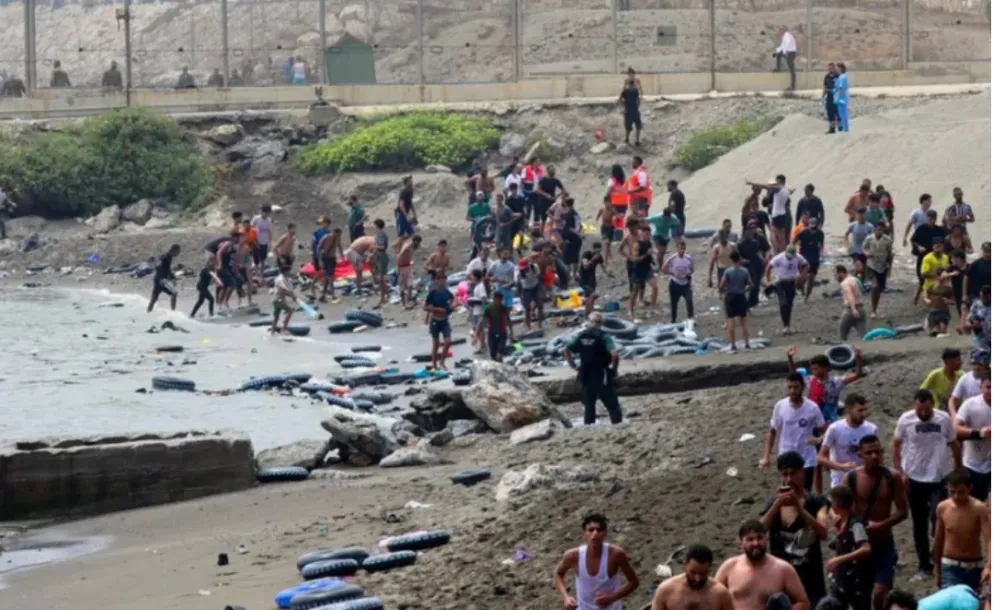 MILES DE MIGRANTES DESBORDARON LA FRONTERA ENTRE MARRUECOS Y ESPAÑA