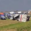 UN CAMIÓN VOLCÓ BAJO LA LLUVIA EN LA AUTOPISTA Y LA CARGA FUE RETIRADA POR VECINOS