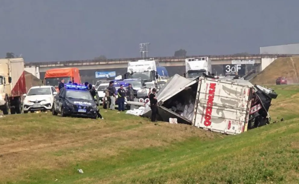 UN CAMIÓN VOLCÓ BAJO LA LLUVIA EN LA AUTOPISTA Y LA CARGA FUE RETIRADA POR VECINOS