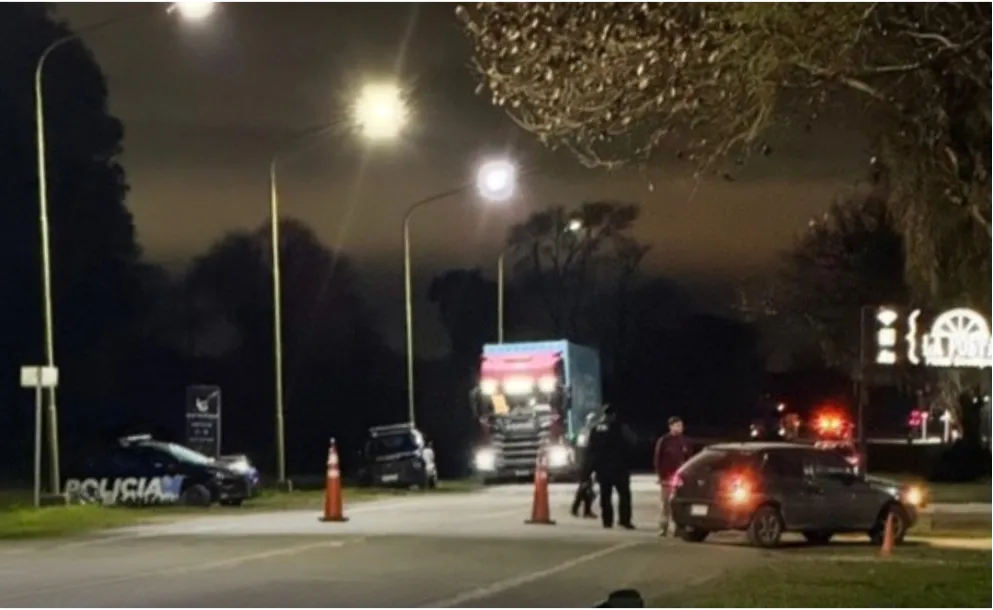 UN AUTO EMBISTIÓ A UN POLICÍA EN PLENO CONTROL Y QUEDÓ GRAVEMENTE HERIDO