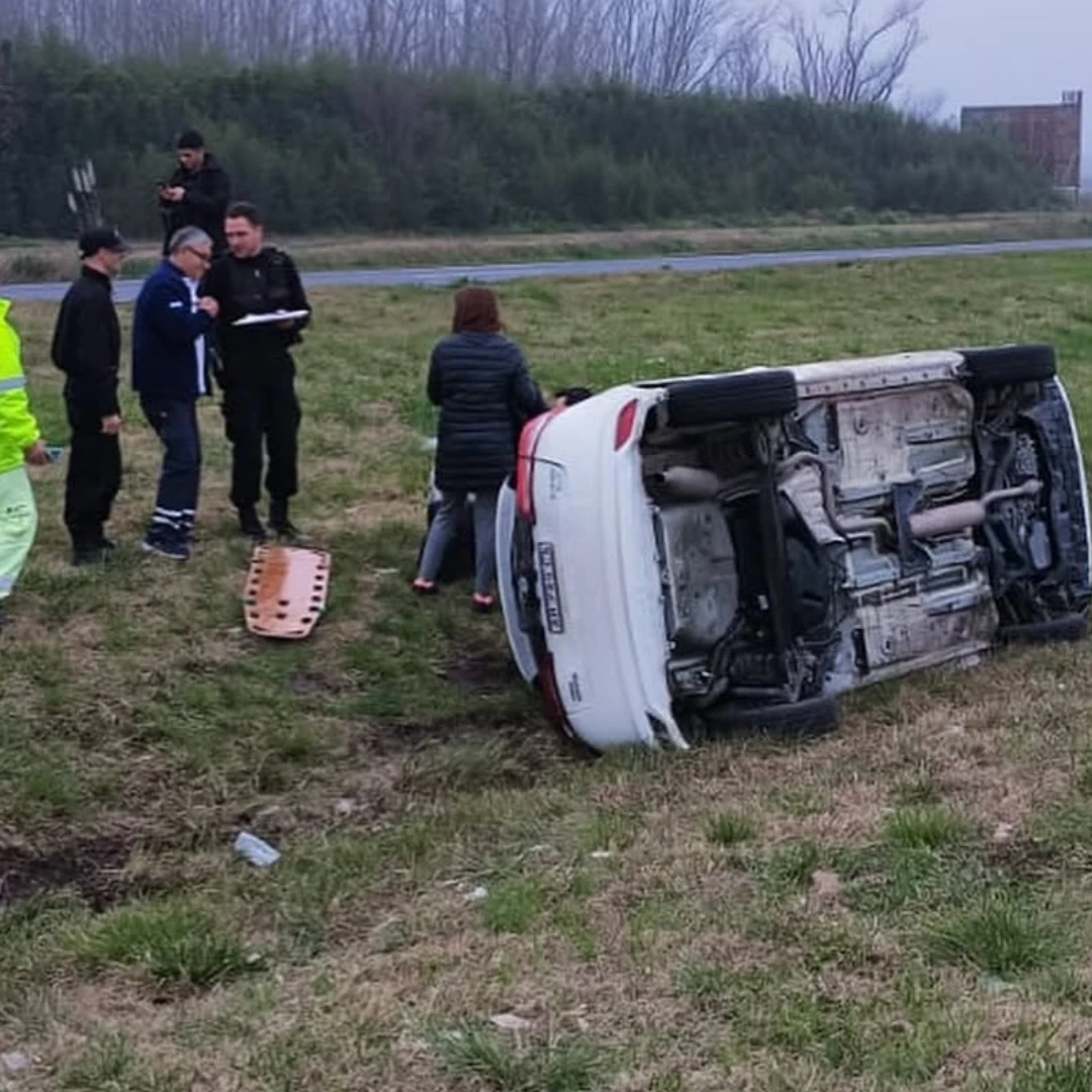 UN AUTOMOVILISTA PERDIÓ EL CONTROL Y VOLCÓ SOBRE LA AUTOPISTA ROSARIO-CÓRDOBA