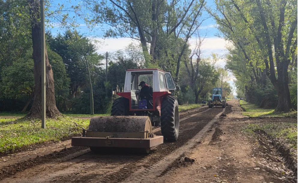 INTERVIENEN LOS INDIOS Y ESTANCIA II CON OBRAS EN CALLES, ZANJEO Y ALUMBRADO