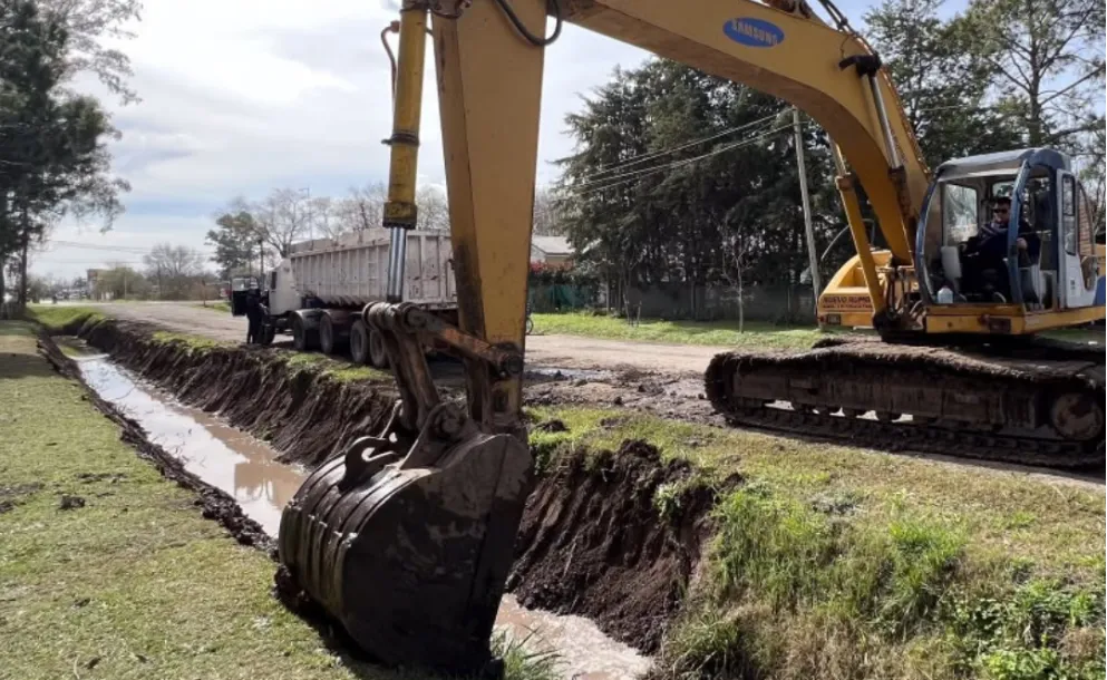 AVANZAN LOS TRABAJOS DE LIMPIEZA Y CANALIZACIÓN EN DISTINTOS BARRIOS DE ROLDÁN