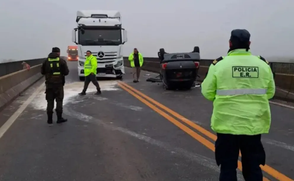 CHOQUE FRONTAL EN EL PUENTE ROSARIO-VICTORIA: CUATRO PERSONAS RESULTARON GRAVEMENTE HERIDAS