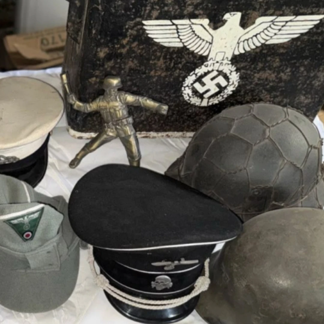 DURANTE DOS ALLANAMIENTOS HALLARON UNA CAJA CON SIMBOLOS NAZIS, ARMAS Y UN DETONADOR  