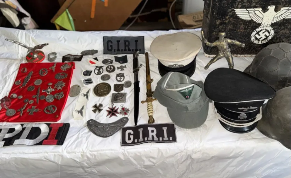 DURANTE DOS ALLANAMIENTOS HALLARON UNA CAJA CON SIMBOLOS NAZIS, ARMAS Y UN DETONADOR  