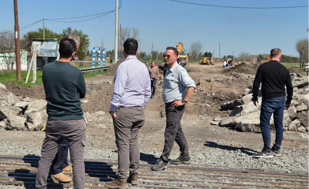 ENRICO PASÓ POR ROLDÁN Y RECORRIÓ LAS OBRAS DE LA A012: DEMANDARÁN DOS MESES MÁS