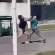 “LLAMEN A LA POLICÍA”:  DOS MUJERES SE PELEARON A GOLPES FRENTE AL JARDÍN 302  
