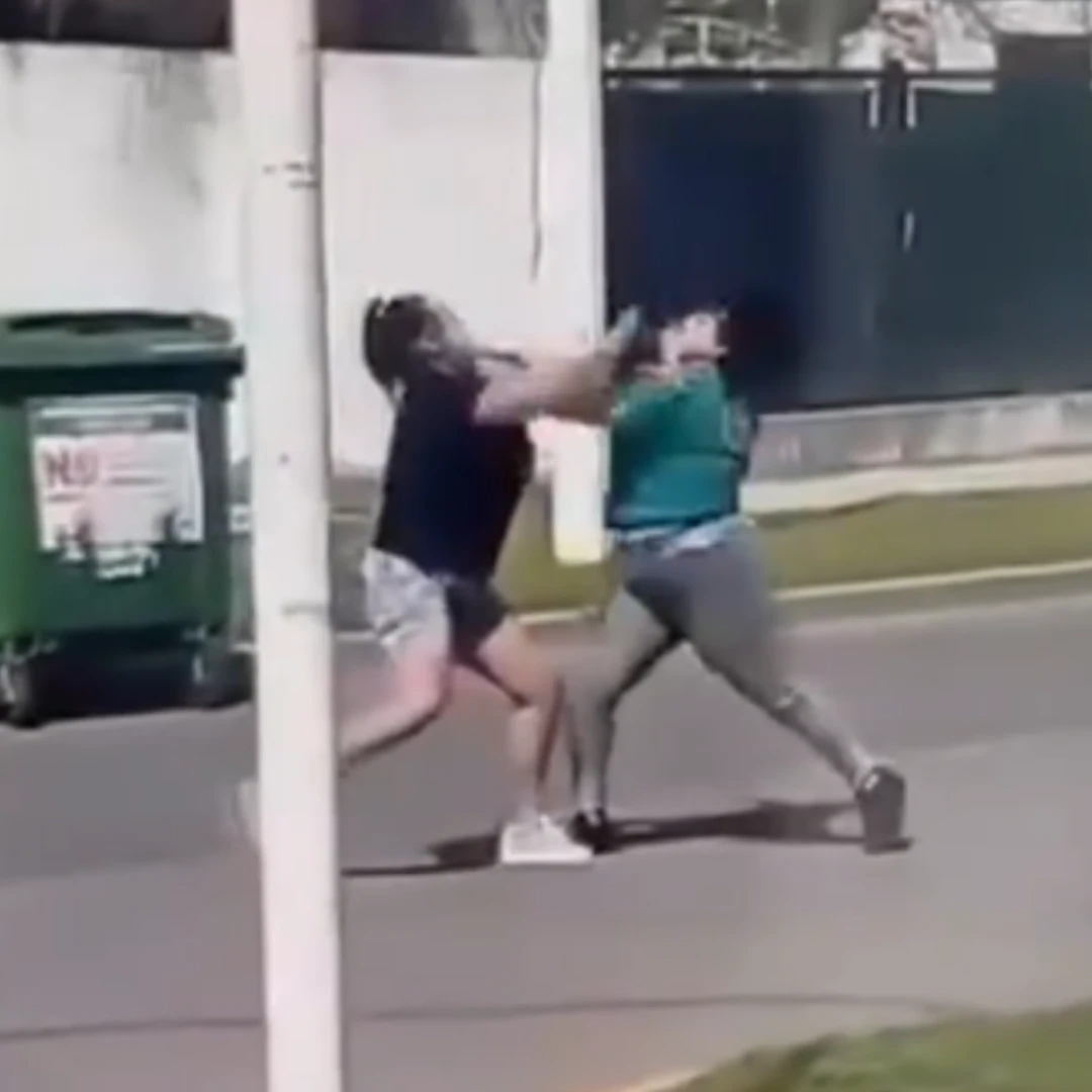 “LLAMEN A LA POLICÍA”:  DOS MUJERES SE PELEARON A GOLPES FRENTE AL JARDÍN 302  