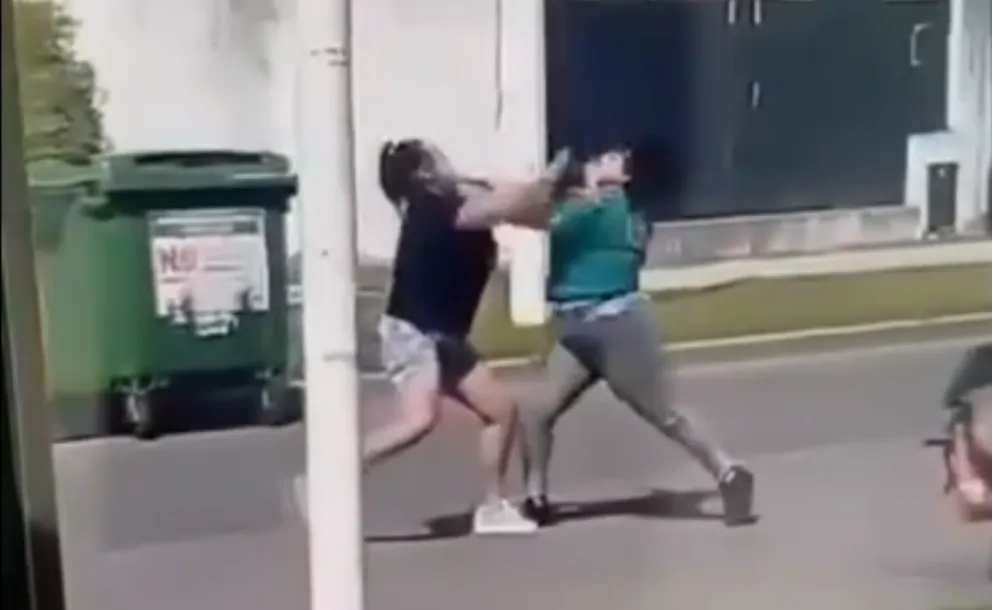 “LLAMEN A LA POLICÍA”:  DOS MUJERES SE PELEARON A GOLPES FRENTE AL JARDÍN 302  