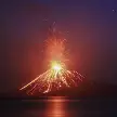EL ANAK KRAKATAU ENTRÓ EN ERUPCIÓN Y OBLIGÓ A CERRAR EL ESPACIO AÉREO EN INDONESIA
