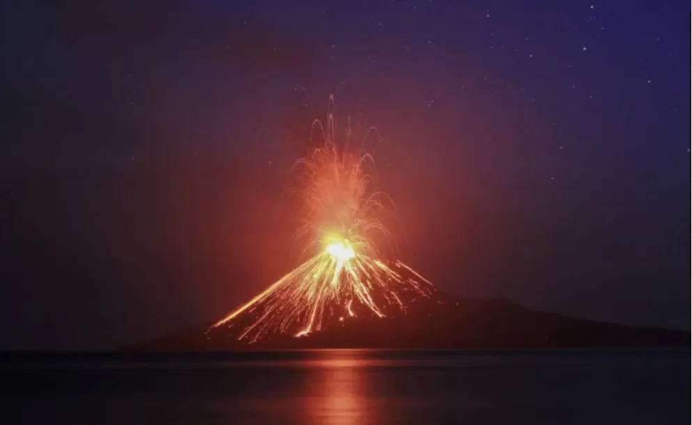 EL ANAK KRAKATAU ENTRÓ EN ERUPCIÓN Y OBLIGÓ A CERRAR EL ESPACIO AÉREO EN INDONESIA