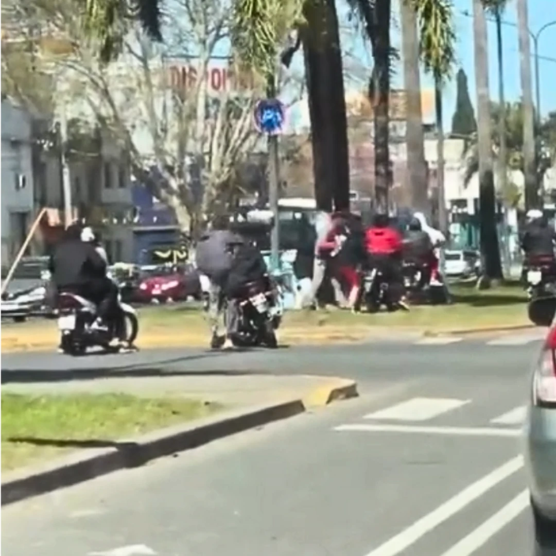 ROBO PIRAÑA EN PLENA PREVIA DEL CLÁSICO: ESCAPARON EN MOTO Y TERMINARON CHOCANDO